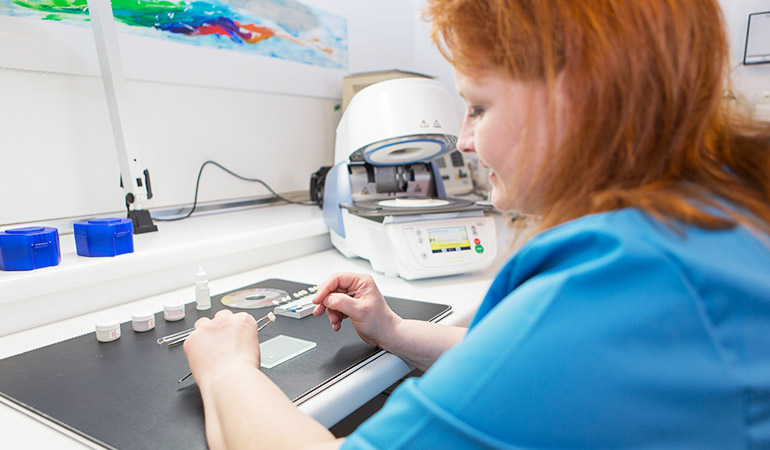 Zahntechnische Arbeit im eigenen Dentallabor der Praxis Berce