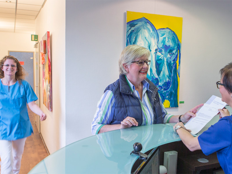 Patientin am Empfang der Zahnarztpraxis Berce